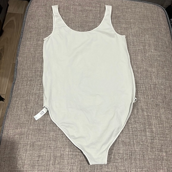 Skims Essential Scoop Neck Bodysuit - Picture 3 of 5